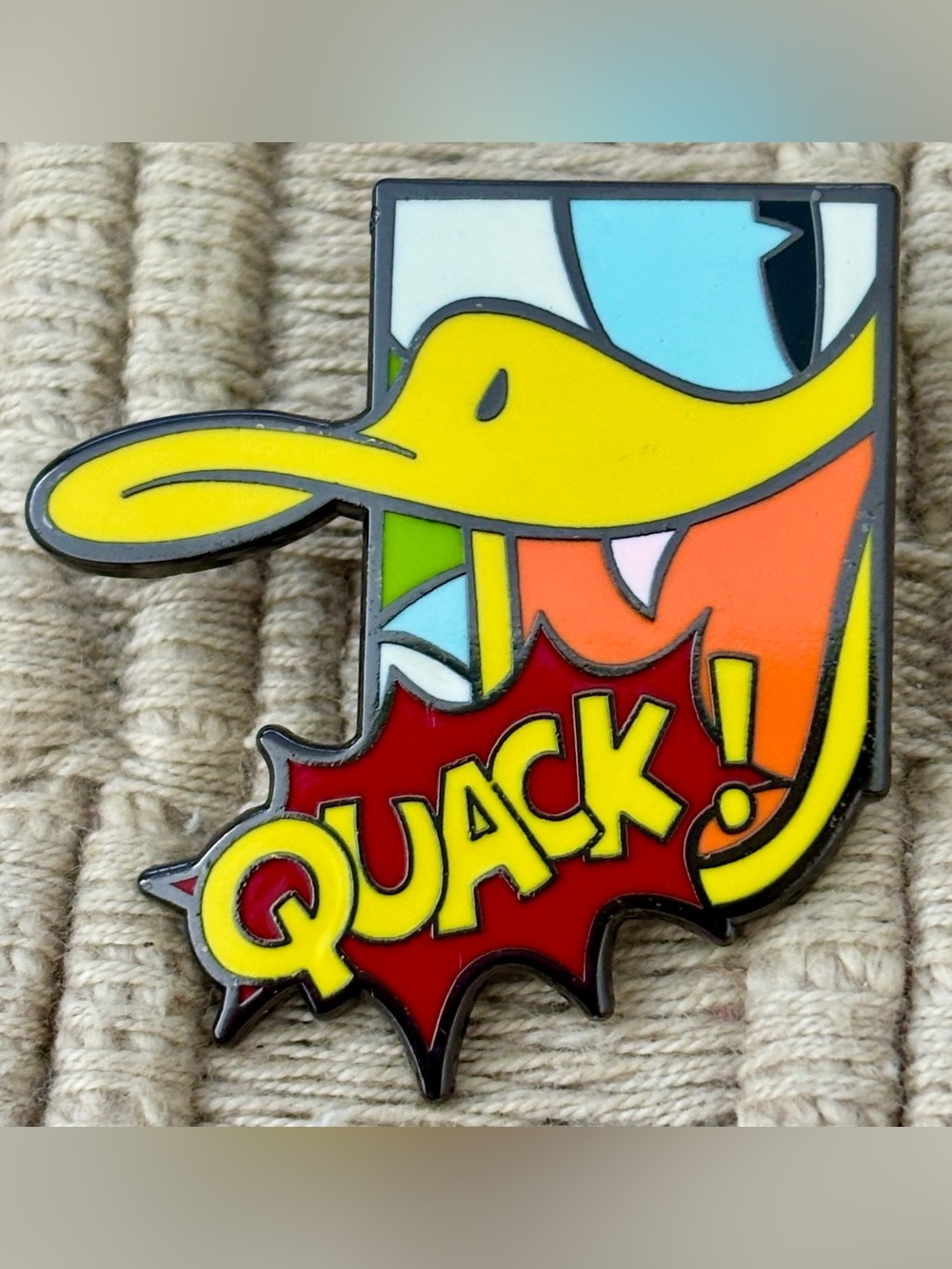 DISNEY 2018 Donald Duck "Quack!" Mickey & Friends Comic Book Booster Pin